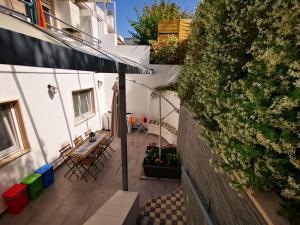 A balcony or terrace at The black dog house
