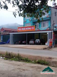 Ein Gebäude mit einem Schild, das Mia West liest. in der Unterkunft Nhà nghỉ Dương Vũ in Mộc Châu