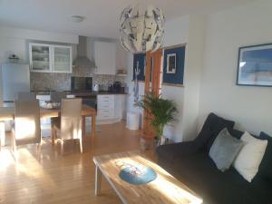 a living room with a couch and a table at Kleine Auszeit in Stakendorf