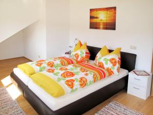 Ένα ή περισσότερα κρεβάτια σε δωμάτιο στο Apartment Ferienwohnung Lärche by Interhome