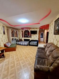 sala de estar amplia con sofá y cama en Мини-отель, en Kropyvnytskyi
