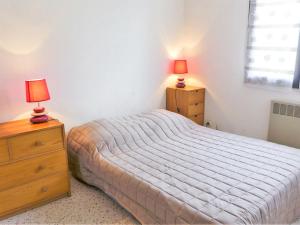 En eller flere senge i et værelse på Holiday Home Les Romarines-6 by Interhome
