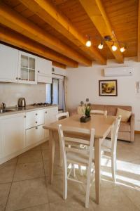 una cucina e una sala da pranzo con tavolo e sedie di Albergo Diffuso Polcenigo P.Lacchin a Polcenigo