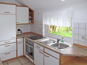A cozinha ou cozinha compacta de Holiday Home Altes Schöpfwerk-3 by Interhome