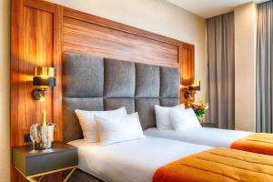 Posteľ alebo postele v izbe v ubytovaní Grand Focus Hotel Szczecin