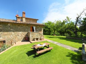 una mesa de picnic en el patio de una casa de piedra en Holiday Home Torsoli by Interhome, en Lucolena in Chianti