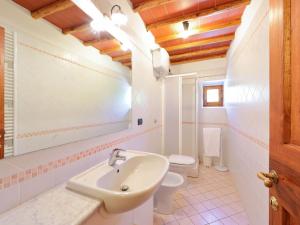 Koupelna v ubytování Holiday Home Torsoli by Interhome