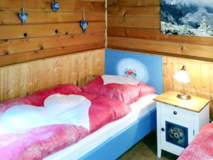 Een bed of bedden in een kamer bij Chalet Franke-2 by Interhome