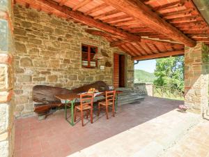 Lucolena in ChiantiにあるHoliday Home Lucolena by Interhomeの石造りの家(テーブル、椅子付)