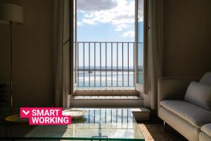 Habitación con ventana grande con vistas al océano. en Seaview Design Homes in Ortigia by Wonderful Italy en Siracusa