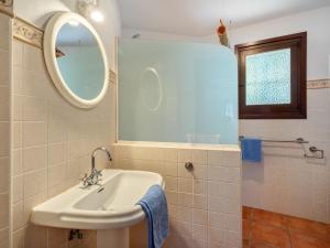 A bathroom at Holiday Home Toscamolino by Interhome