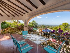 Balcon del MarにあるHoliday Home Toscamolino by Interhomeの景色を望むバルコニー(テーブル、椅子付)
