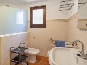 A bathroom at Holiday Home Toscamolino by Interhome