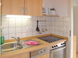 Kuchnia lub aneks kuchenny w obiekcie Holiday Home Im Kiefernweg by Interhome