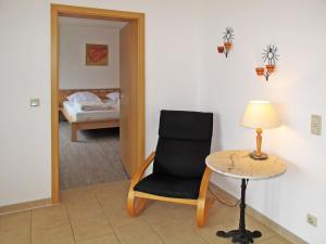 ツィノヴィッツにあるApartment Karen by Interhomeの椅子、テーブル、ベッドが備わる客室です。