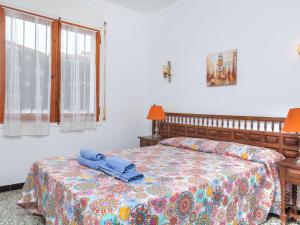 sypialnia z łóżkiem z niebieskim ręcznikiem w obiekcie Holiday Home La Llevantina by Interhome w mieście L'Escala
