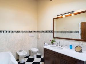 Kúpeľňa v ubytovaní Holiday Home Casale il Giglio-1 by Interhome