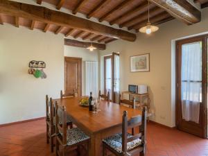 Televízia a/alebo spoločenská miestnosť v ubytovaní Holiday Home Casale il Giglio-1 by Interhome