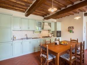 Kuchyňa alebo kuchynka v ubytovaní Holiday Home Casale il Giglio-1 by Interhome