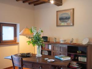 Televízia a/alebo spoločenská miestnosť v ubytovaní Holiday Home Casale il Giglio-1 by Interhome