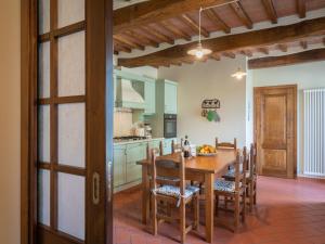 Kuchyňa alebo kuchynka v ubytovaní Holiday Home Casale il Giglio-1 by Interhome