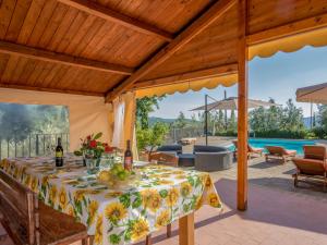 uma área de refeições exterior com uma mesa e uma piscina em Holiday Home Posticcia Vecchia by Interhome em Podere Monte Lucci