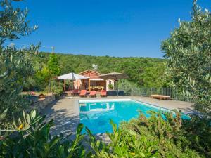 uma imagem de uma piscina num quintal em Holiday Home Posticcia Vecchia by Interhome em Podere Monte Lucci
