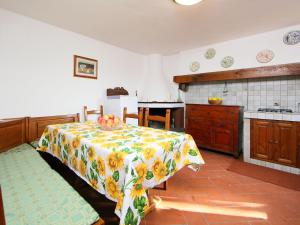 Kuchyňa alebo kuchynka v ubytovaní Holiday Home Posticcia Vecchia by Interhome