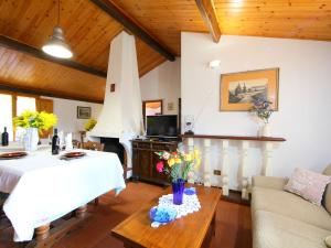 Televízia a/alebo spoločenská miestnosť v ubytovaní Holiday Home Posticcia Vecchia by Interhome