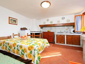 Kuchyňa alebo kuchynka v ubytovaní Holiday Home Posticcia Vecchia by Interhome