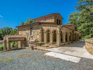 モンテヴェルディ・マリッティモにあるHoliday Home Villa Fontana by Interhomeの石壁の古い石造りの建物