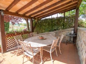 une table et des chaises sur une terrasse avec une pergola en bois dans l'établissement Villa Podere Agnese by Interhome, à Centeno