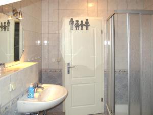 Phòng tắm tại Apartment Zaunkönig by Interhome