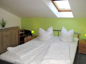 ツィノヴィッツにあるApartment Zaunkönig by Interhomeのベッドルーム1室(白いシーツと枕のベッド1台付)