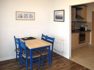 ツィノヴィッツにあるApartment Berit by Interhomeのキッチン、ダイニングルーム(テーブル、椅子付)