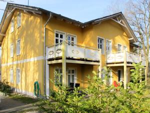 ツィノヴィッツにあるApartment Lerche by Interhomeの黄色の家 バルコニー2つ付