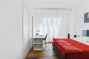 um quarto branco com uma cama e uma secretária em Residenza dei Poeti - Roomy and Modern Flat em Palermo