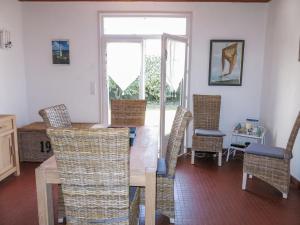Un comedor con mesa y sillas en Holiday Home Ramoutier by Interhome, en LʼÉpine