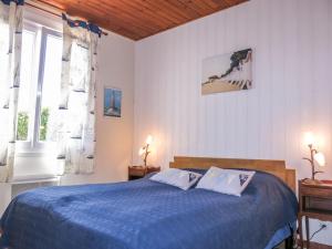 LʼÉpineにあるHoliday Home Ramoutier - IDN100 by Interhomeのベッドルーム1室(青いベッド1台、枕2つ付)