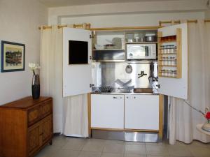 Majoituspaikan Apartment Bleu Marine - LEX101 by Interhome keittiö tai keittotila