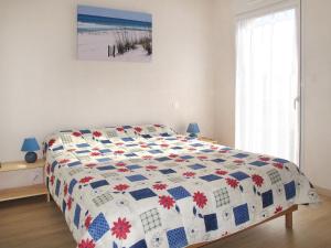 プルエスカにあるHoliday Home Tal ar Mor - PLC241 by Interhomeのベッドルーム(キルト付きのベッド付)