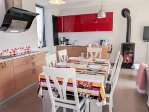 een keuken en eetkamer met een tafel en stoelen bij Holiday Home Ty Angèle - PLC239 by Interhome in Plouescat