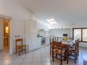 - une cuisine avec une table et des chaises dans la chambre dans l'établissement Apartment Maddalena by Interhome, à Marina di Pietrasanta
