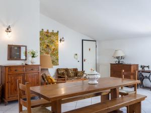 - un salon avec une table et des chaises en bois dans l'établissement Apartment Maddalena by Interhome, à Marina di Pietrasanta