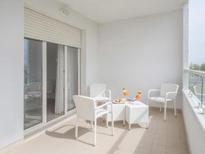 サン・サルヴォにあるApartment Stella Marina by Interhomeの白いバルコニー(白い椅子、テーブル付)
