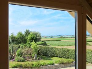Plounévez-LochristにあるHoliday Home Ty Channed - PLC226 by Interhomeの窓からブドウ畑の景色を望めます。