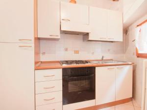 Kuchyň nebo kuchyňský kout v ubytování Apartment Via Vannocci by Interhome