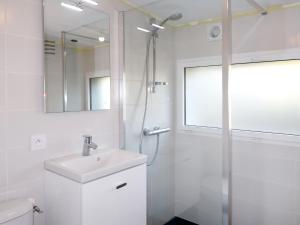 LanildutにあるHoliday Home Maison d'en bas - LDT103 by Interhomeの白いバスルーム(シンク、シャワー付)