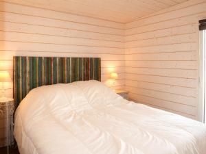 LanildutにあるHoliday Home Maison d'en bas - LDT103 by Interhomeの木製の壁の客室の白いベッド1台