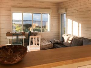 LanildutにあるHoliday Home Maison d'en bas - LDT103 by Interhomeのソファと大きな窓が備わる客室です。